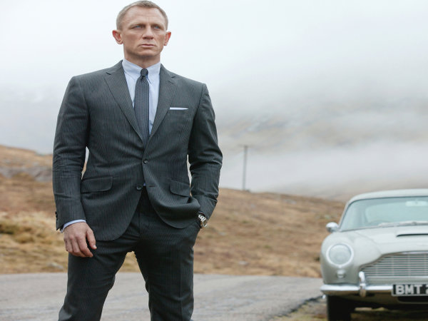 James Bond Showing Attractive Body Language By Standing Tall. Look How His Feet Are Shoulders’ Width Apart.